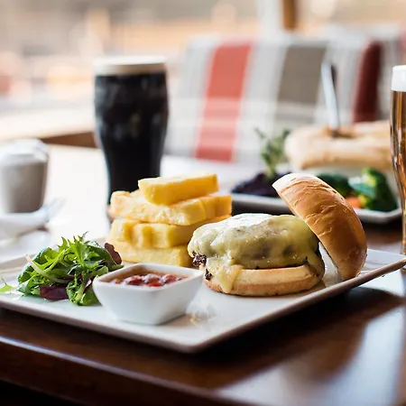 Wild Atlantic بيت شباب