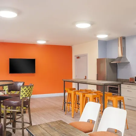 Wild Atlantic بيت شباب